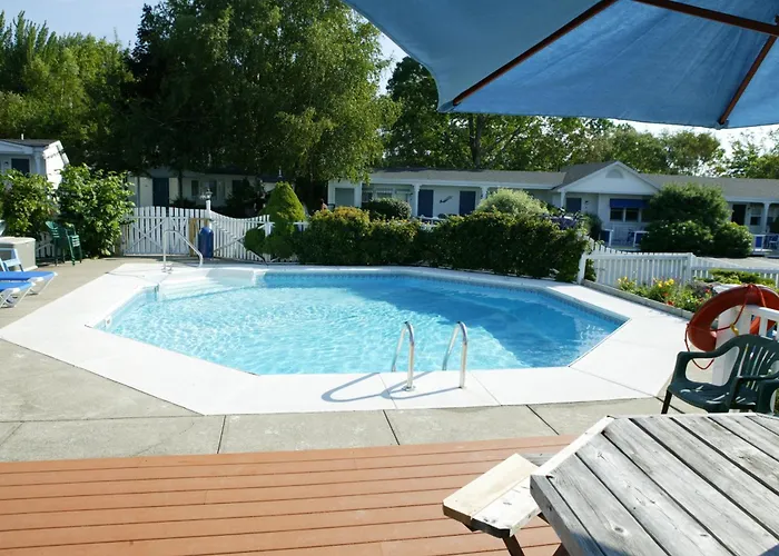 Glen Cove Inn and Suites