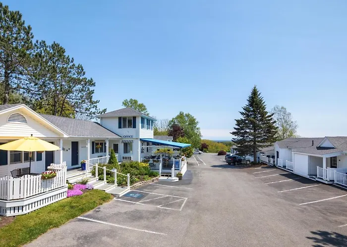 Glen Cove Inn and Suites